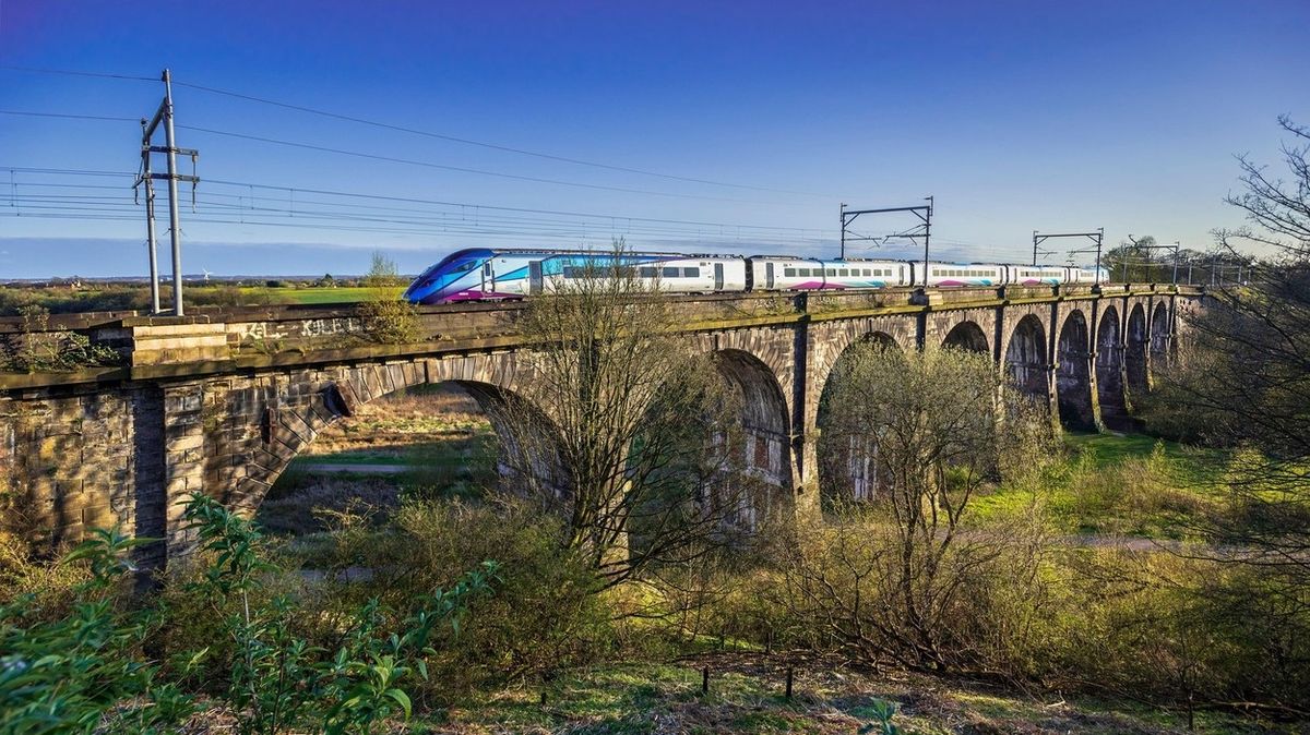 V Británii kolabovala železniční doprava kvůli prasklinám na vlacích